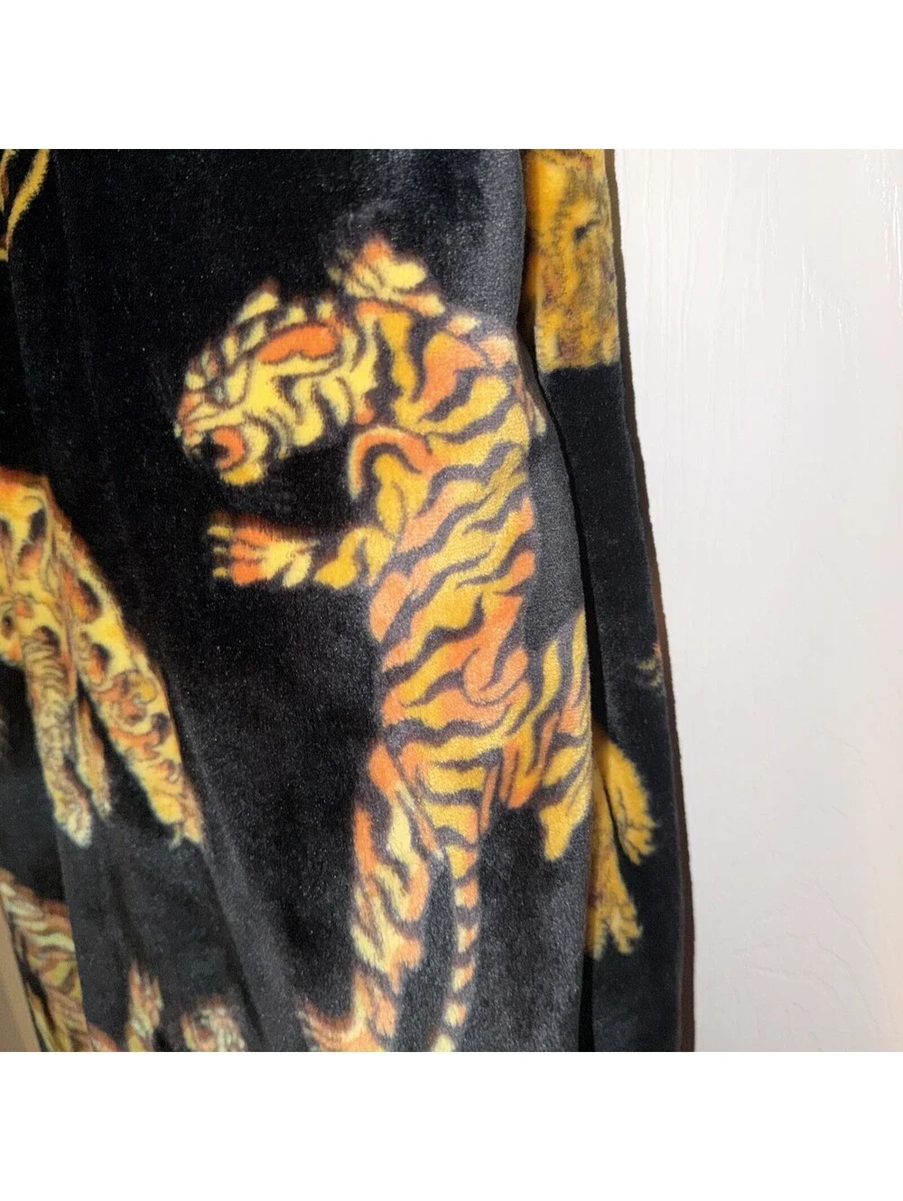 Ed Hardy FULL/QUEEN Tiger Printed Black Throw Blanket Brand New 90x90 in